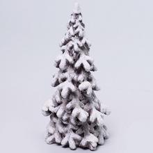 Vianočný stromček z polyresínu s rozmermi 10x10x20 cm.