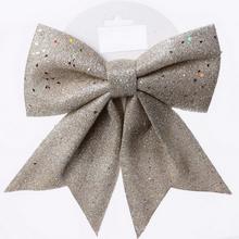 Strieborná mašľa s trblietkami.