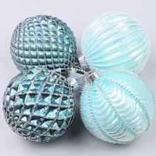 Sada sklenených vianočných gulí v tyrkysovej a striebornej farbe.