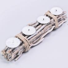 Biely adventný svietnik s miestom pre štyri sviečky.