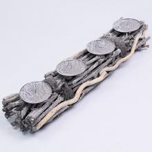 Šedý adventný svietnik s miestom pre štyri sviečky.