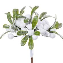 Umelé biele bobule na vetve s listami.