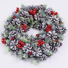 Vianočný veniec so šiškami a bobuľami.