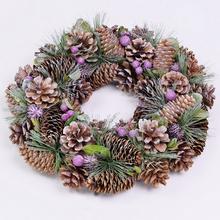 Vianočný veniec so šiškami a fialovými ozdobami.
