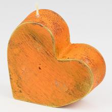 Srdcová sviečka v oranžovej farbe.