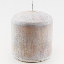 Biela drevená sviečka s priemerom 8 cm a výškou 9 cm.