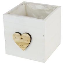 Biely drevený obal v tvare srdca.