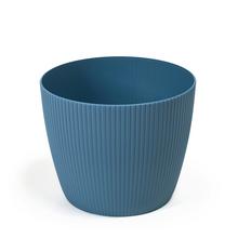 Okrúhly kvetináč v morskej farbe s jemným pruhovaným dizajnom.