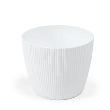 Biely okrúhly obal na kvetináče s jemným textúrovaním.