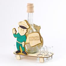 Darčeková sada s policajtom a pohármi z dreva a skla.