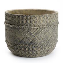 Cementový obal v hnedej farbe s textúrou.