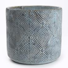 Cementový obal modrej farby s geometrickým vzorom.