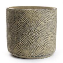 Cementový obal v hnedej farbe s geometrickým vzorom.