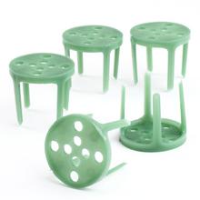 Zelené pinholdre na aranžovanie s priemerom 3,5 cm a výškou 3 cm.