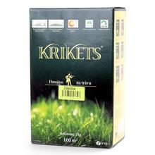 Hnojivo KRIKETS ZÁSOBNÉ 2kg v obale s trávou na pozadí.