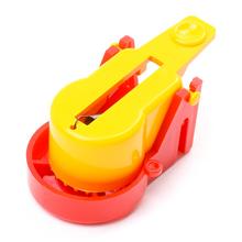 Pasca na myši z plastu v žltej a červenej farbe.