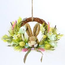 Veniec so zajacom z prútia a slamy, dekorácia na Veľkú noc.