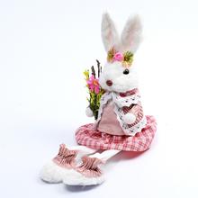 Textilná biela a ružová zajacica sediaca s kvetinovým doplnkom.