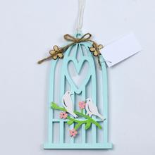 Závesná búdka vtáčia z dreva v modrej farbe s dvoma vtáčikmi a kvetmi.