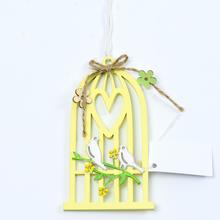 Žltá vtáčia búdka na zavesenie vyrobená z dreva.