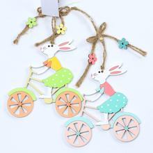 Zajac na bicykli, drevená ozdoba na zavesenie.