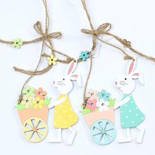 Zajac s košom na závesnej šnúrke, drevený mix farieb.