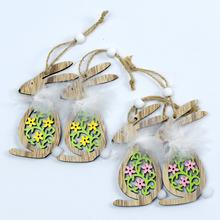 Drevené zajačiky na zavesenie s kvetinovým vzorom.