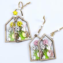 Závesný domček so zajacom a kvetmi, drevený, mix farieb.