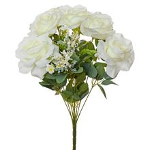 Biela ruža kytica s umelými kvetmi.