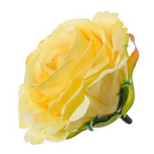 Umelá žltá ruža s priemerom 6 cm.