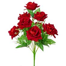 Kytica červených ruží s umelými listami.