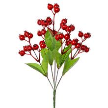 Umelá dekorácia s červenými šípkami a zelenými listami.