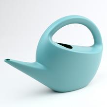 Záhradnícka krhlička v petrolovej farbe.