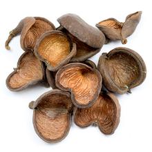 Sušené badamové škrupiny v balení po 10 kusoch.