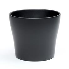 Jednofarebný čierny kvetináč z keramiky.