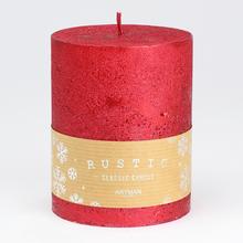 Červená rustikálna sviečka s metalickým povrchom.