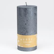 Čierna rustikálna sviečka s metalickým povrchom.