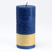 Rustikálna metalická sviečka v granátovej farbe, valcového tvaru.