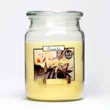Aromatická sviečka s vanilkovou vôňou v sklenenom obale.
