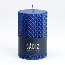 Vianočná sviečka CADIZ v granátovej farbe.