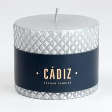 Vianočná sviečka CADIZ v striebornej farbe.