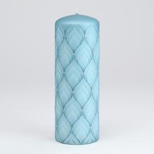 Svetlomodrá vianočná sviečka s ornamentom.