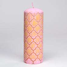 Ružová vianočná sviečka s ornamentálnym vzorom.