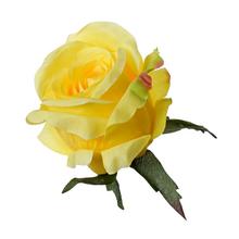 Žltá umelá ruža s listami.