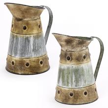 Malý kovový džbán s dekoratívnym dizajnom.