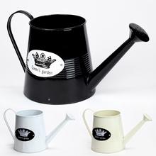 Kovová váza v tvare krhly s nápisom Queen's garden.