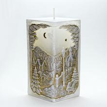 Zimná krajinka sviečka v bielej a zlatej farbe.