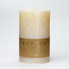 Krémska sviečka RUSTIC METALIC s rozmermi 7x11,5 cm.
