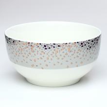 Šalátová misa s bodkami v šedej farbe, priemer 13 cm.