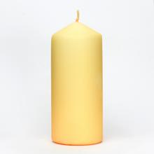 Jednofarebná sviečka v lososovej farbe.